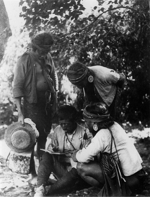 圖14 田野中的鳥居龍藏，1896年。出處：鳥居龍藏寫真資料研究會編，《東京大學總合研究資料館藏鳥居龍藏博士攝影 寫真資料カタログ I-V》。東京：東京大學總合研究資料館，1990。-圖片
